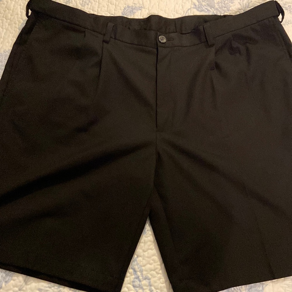 Mens black golf shorts. COOL 18 PRO. Size 42.